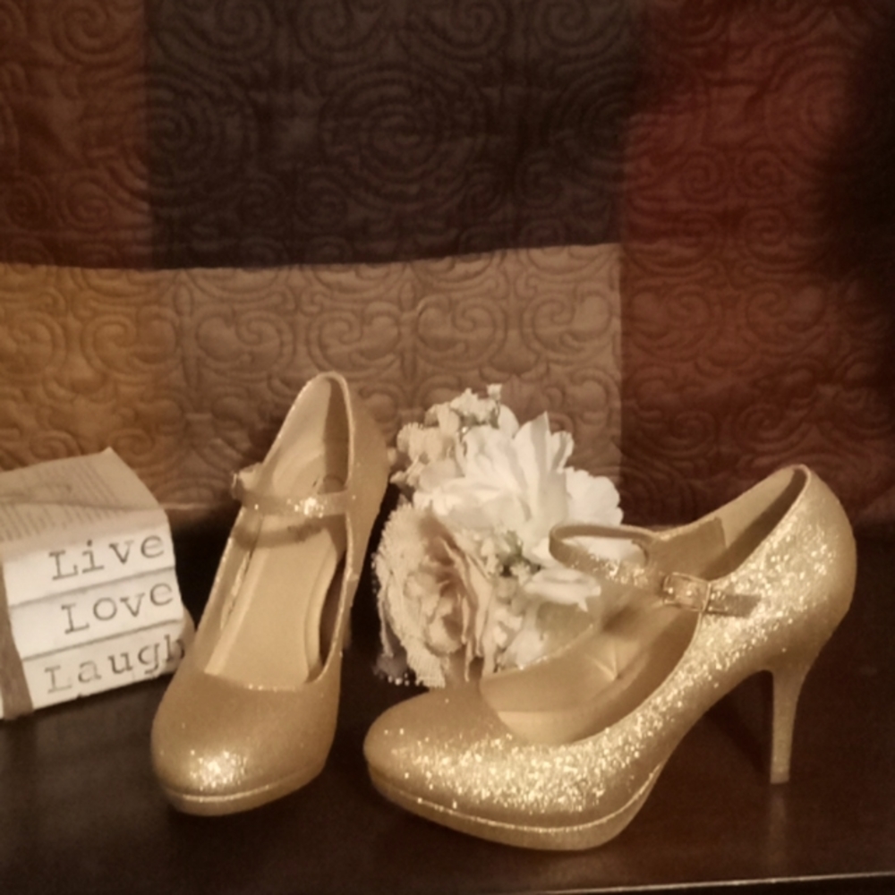 Shimmer gold heels Mary Jane style size 71/2